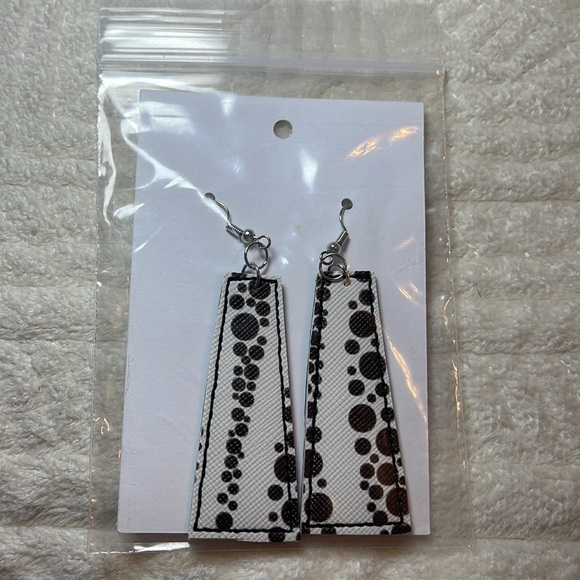 6 pairs pierced dangle earrings Halloween, Christmas, miscellaneous. - Picture 3 of 7